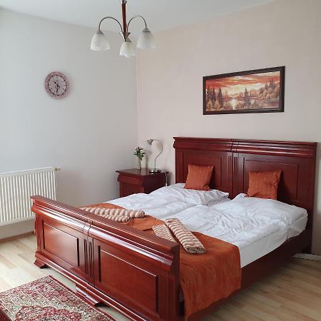 Hotel Oko Nitra Esterno foto