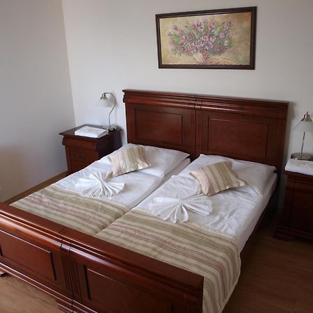 Hotel Oko Nitra Esterno foto
