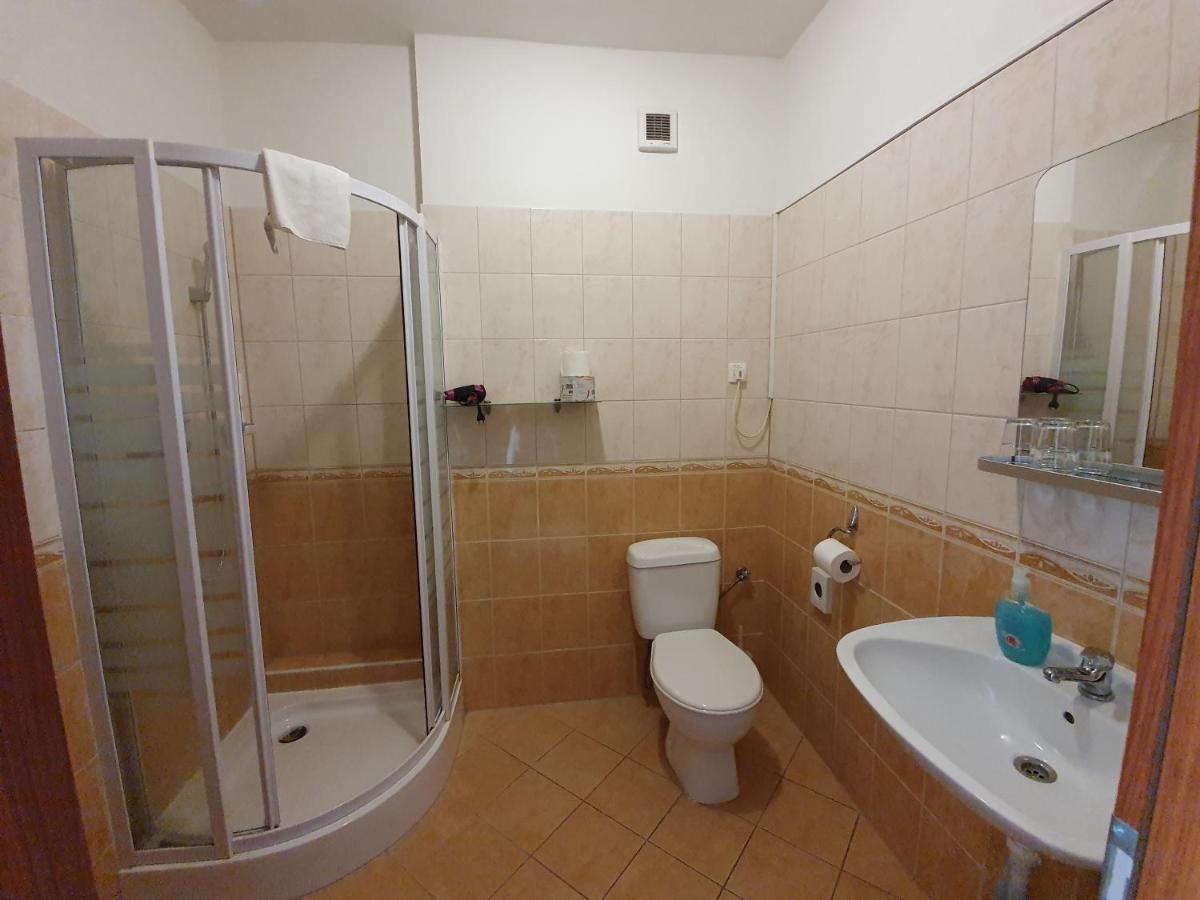 Hotel Oko Nitra Esterno foto