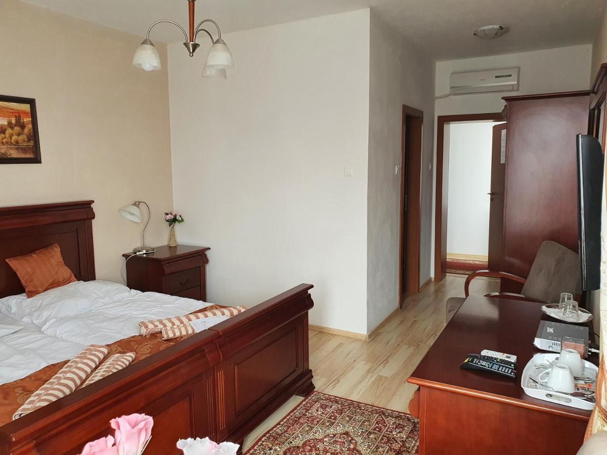 Hotel Oko Nitra Esterno foto