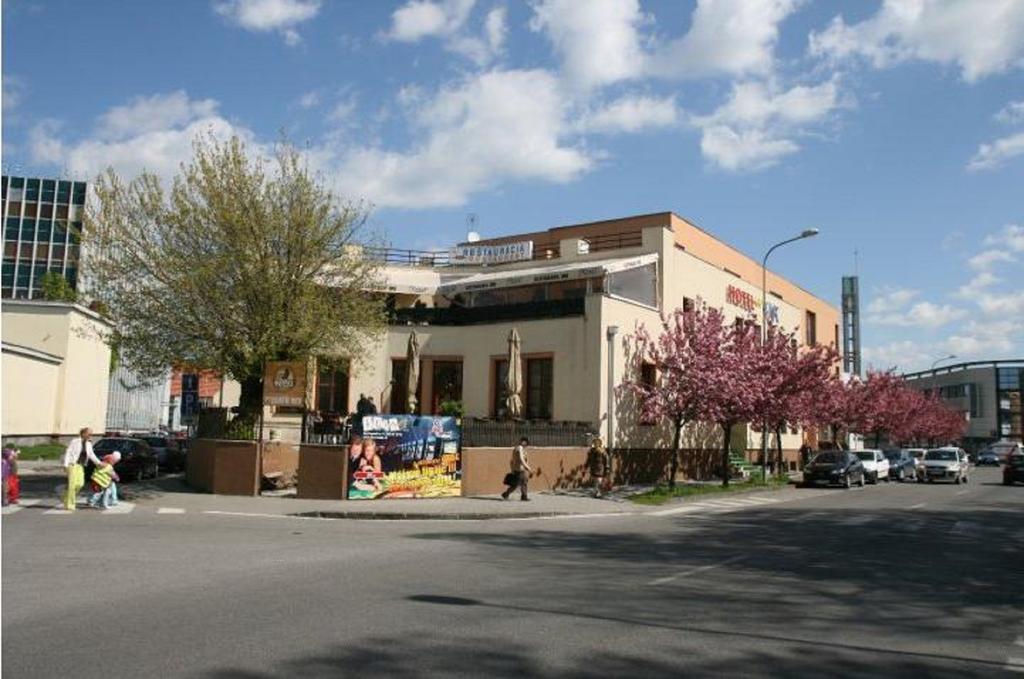 Hotel Oko Nitra Esterno foto