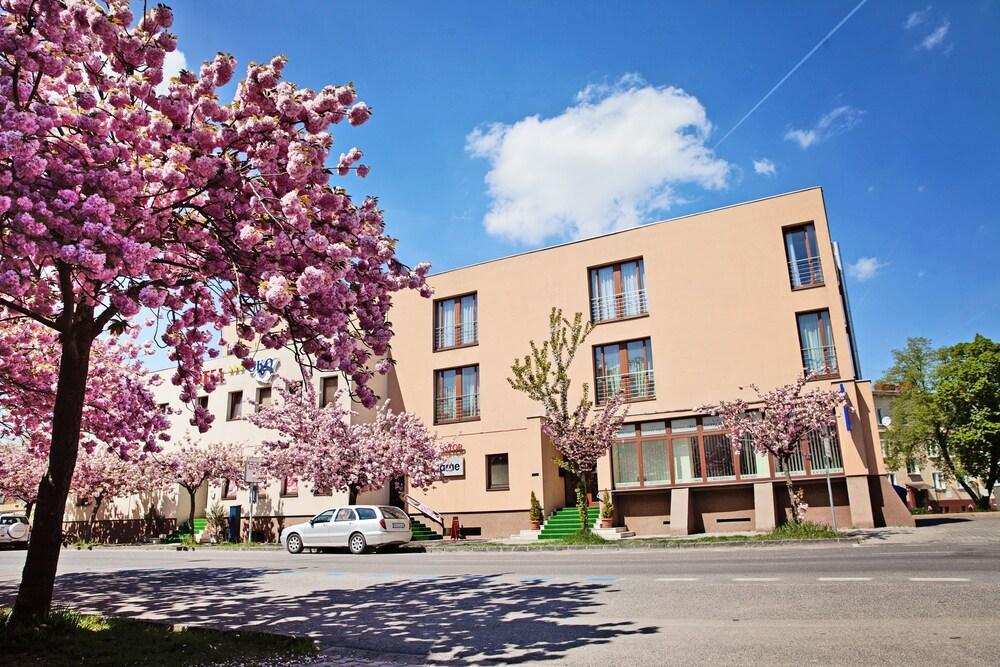 Hotel Oko Nitra Esterno foto